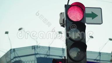 白天道路上的红绿灯。 特写镜头。 基辅。 乌克兰